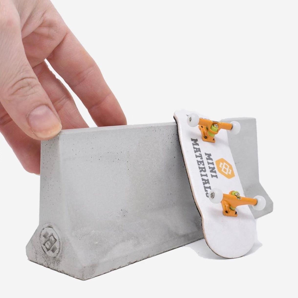 ミニカー Supreme x Mini Materials 1:12 Supreme Mini Materials 1:12 Scale Jersey Barrier SS26 | eBay